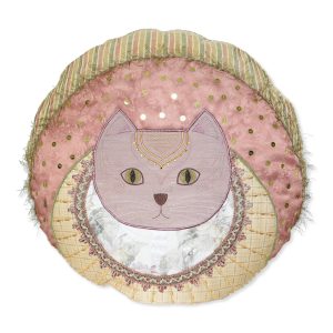 Coussin rond chat Ronronnet. Coussin d'art textile orange, jaune et or avec paillettes, swarovskis, broderie, passementerie.