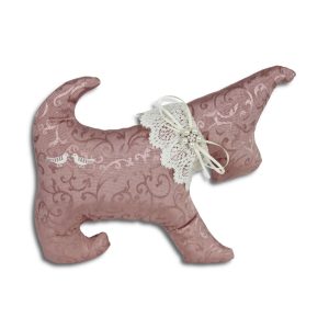 Chien rembourré en jacquard rose avec collier de dentelle ivoire et bijou